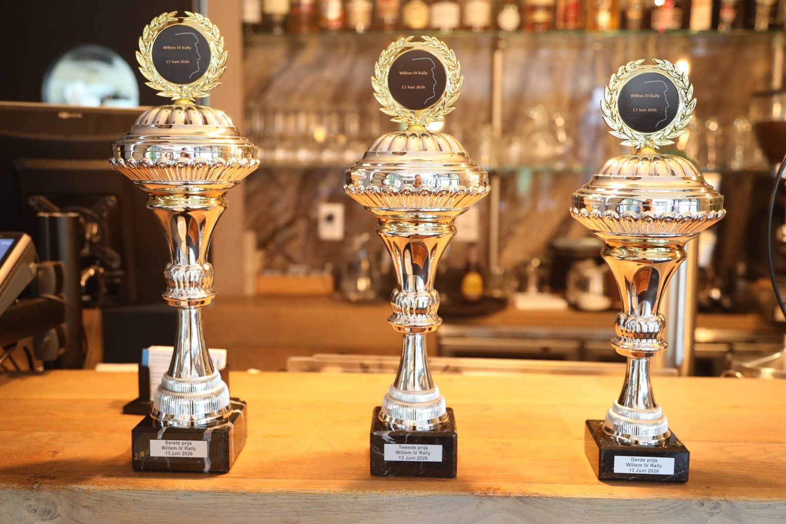 Drie bekers voor de winnaars op de bar