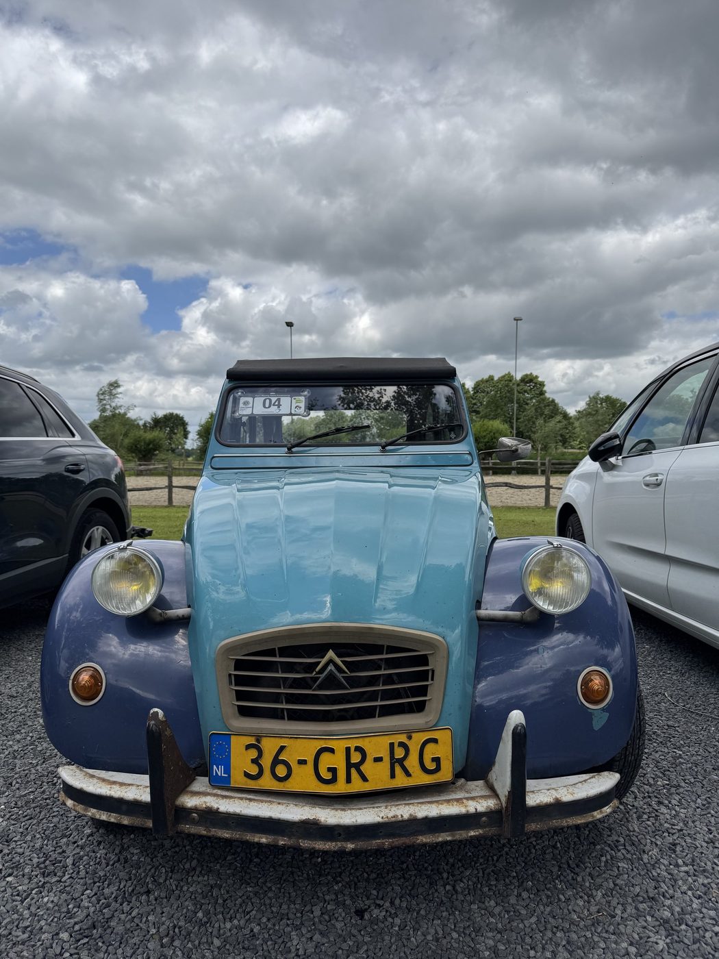 Een lichtblauwe Citroën 2CV op de parkeerplaats