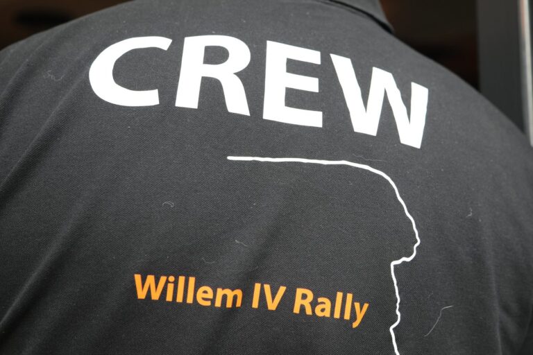 Het CREW-shirt van de Willem IV Rally met het profiel van de Koning