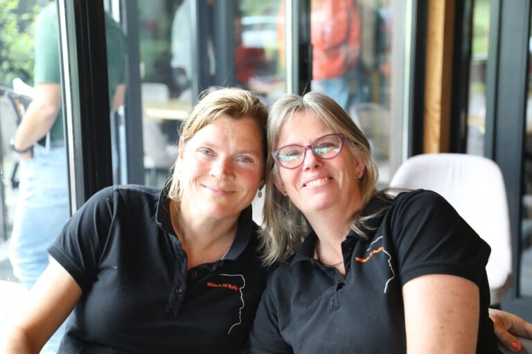 Twee vrijwilligers van de rallycommissie