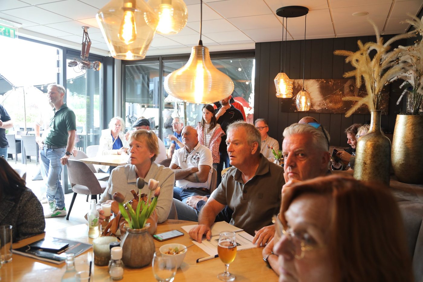 Deelnemers aan tafel tijdens de lunch