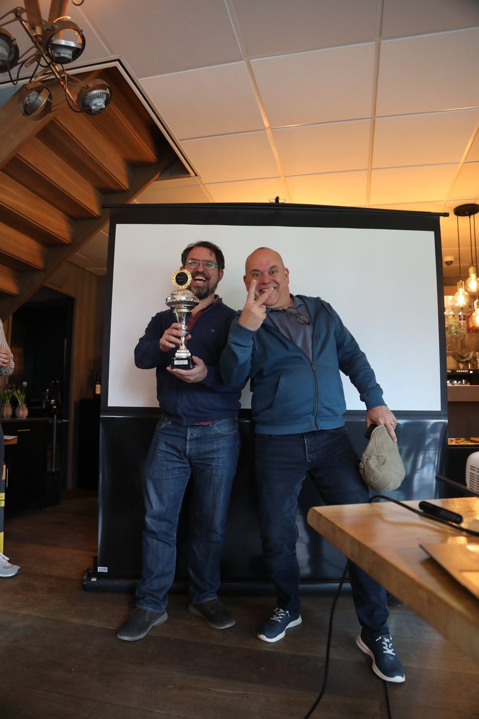 Een winnende equipe met de beker