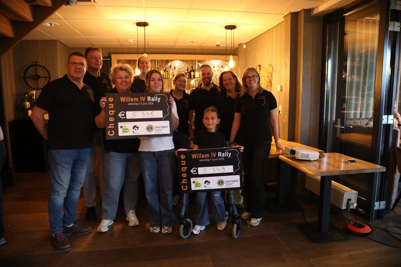 De rallycommissie met de cheques voor Stichting Voor Sara en Stichting Kanjer met Kracht