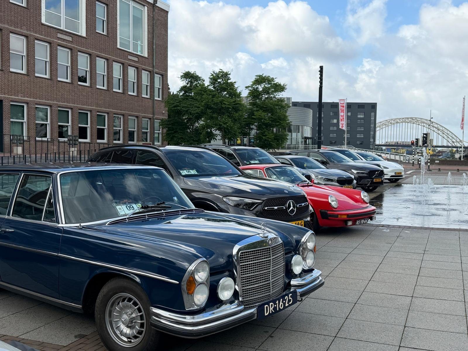 Rallyauto's opgesteld op het Raadhuisplein in Alblasserdam voor de start